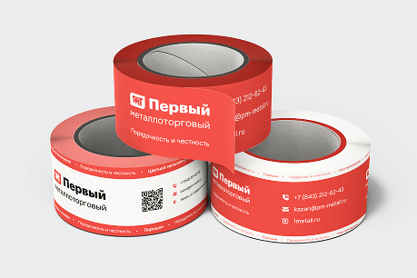 Красный брендированный скотч с логотипом и QR-кодом металлоторговой компании
