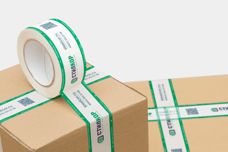 Бело-зелёный фирменный скотч на упаковочной коробке